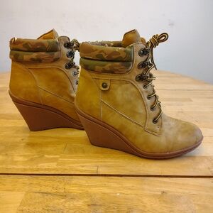 Chic Tan Wedge Boots with Camo Accent